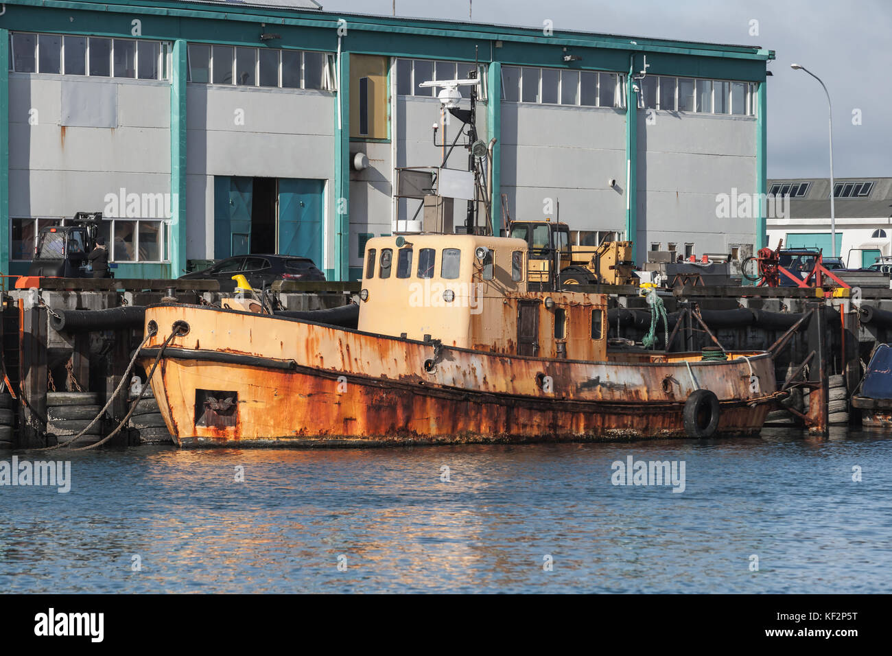 Old rusty tug boat est amarré dans le port de Reykjavik, Islande Banque D'Images