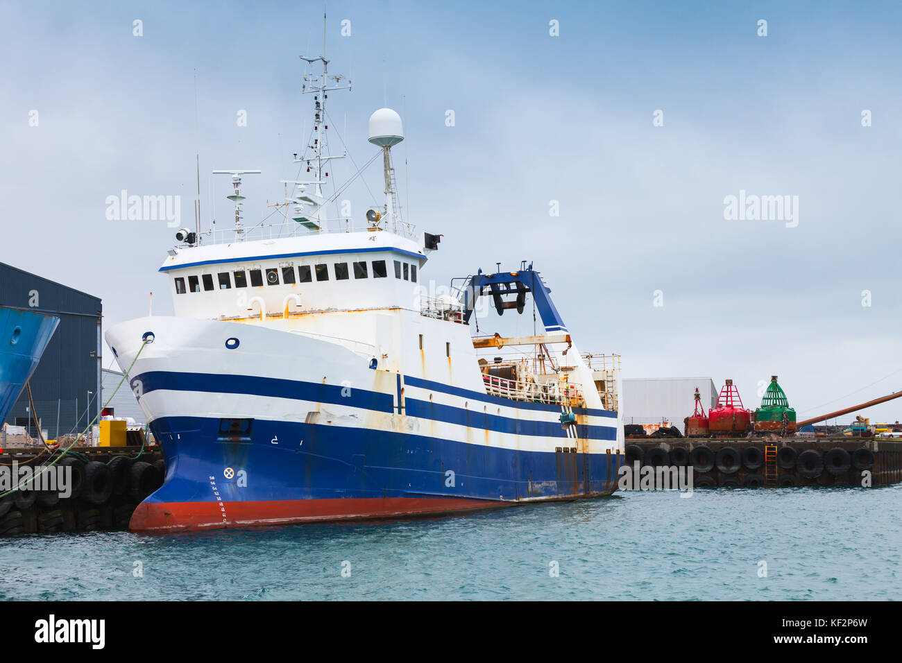 Navire chalutier industriel est amarré dans le port de Reykjavik, Islande Banque D'Images