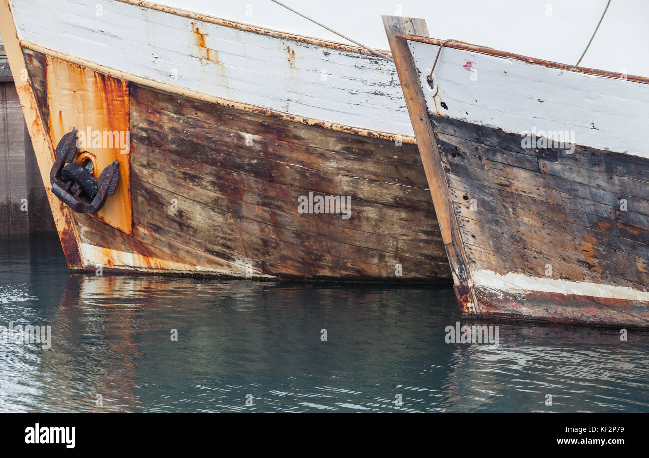 Des fragments de vieux bateaux de pêche en bois amarré dans le port de Reykjavik, Islande Banque D'Images