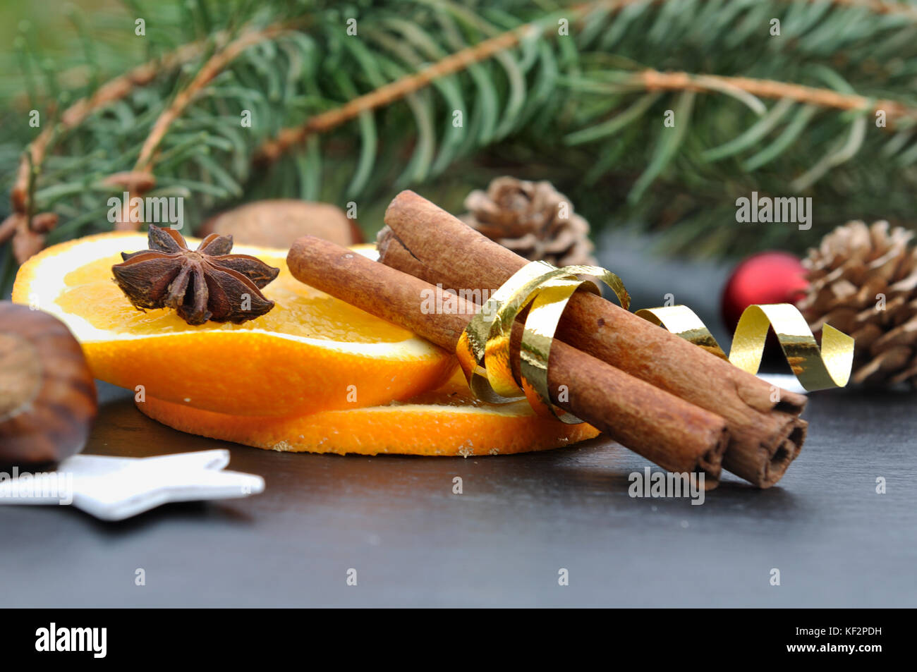 Bâtons de cannelle sur orange en décoration de Noël Banque D'Images