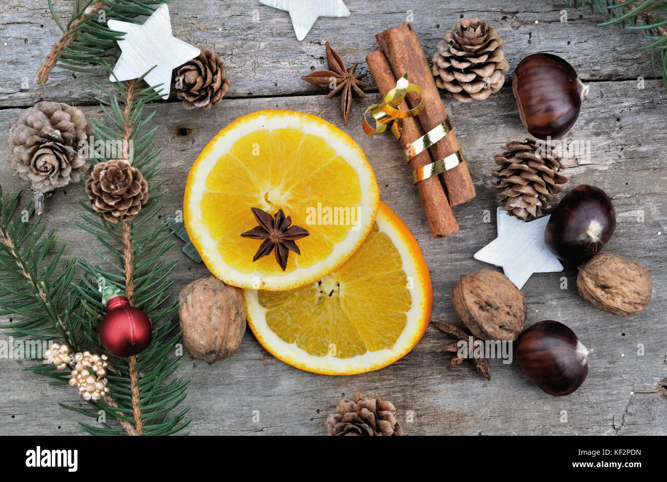 Aniseon une tranche d'orange en décoration de Noël Banque D'Images