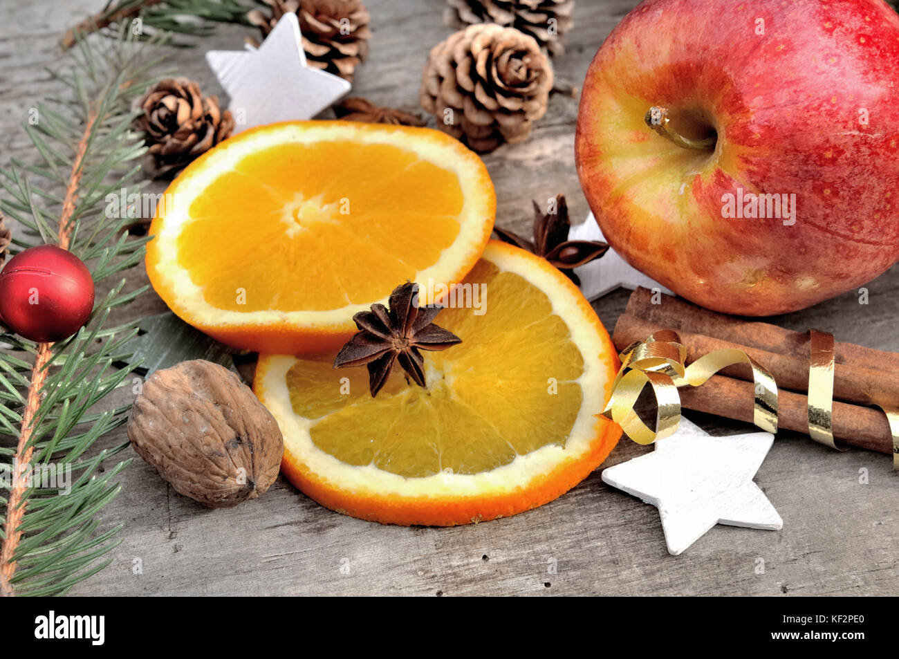 L'anis sur une tranche d'orange en décoration de Noël Banque D'Images