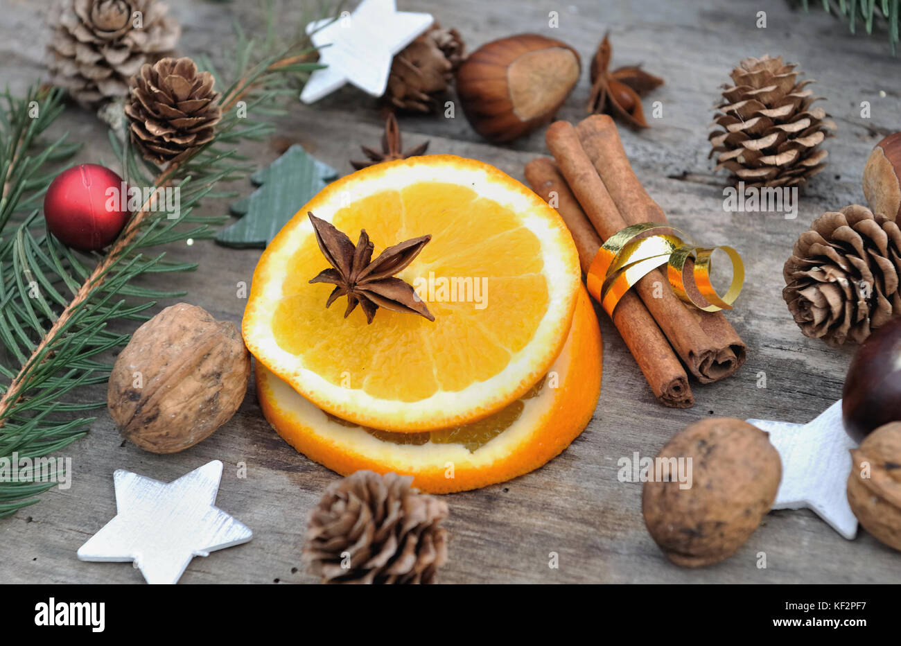 L'anis sur une tranche d'orange en décoration de Noël Banque D'Images