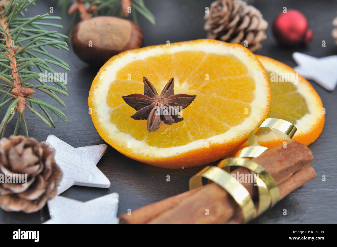 L'anis sur une tranche d'orange en décoration de Noël Banque D'Images
