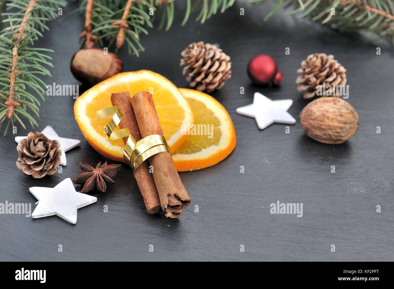 L'anis sur une tranche d'orange en décoration de Noël Banque D'Images