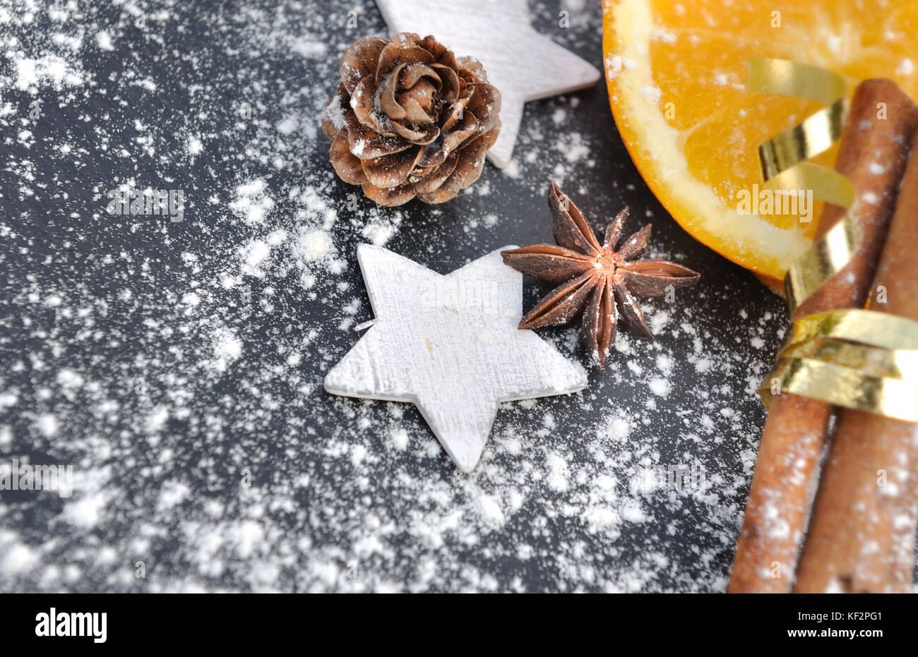 L'anis et la cannelle dans la décoration de Noël Banque D'Images