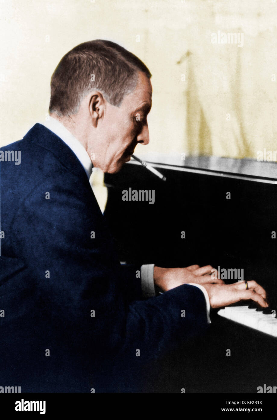 À Sergueï Rachmaninov Piano avec porte-cigarette, les mains sur le clavier. Pianiste et compositeur russe (1873-1943). Version colorisée. Banque D'Images