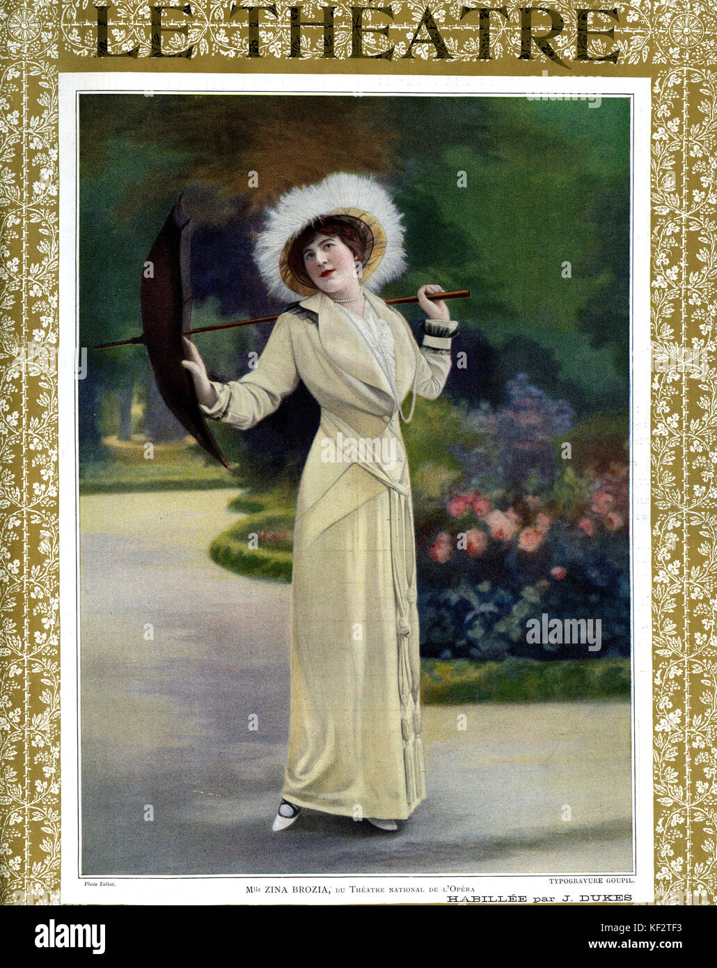 Zina Brozia en costume, avec parapluie, Théâtre National de l 'Opéra. Couvrir de Le Théâtre, 1913. Costume par J Ducs, photo de Talbot Banque D'Images