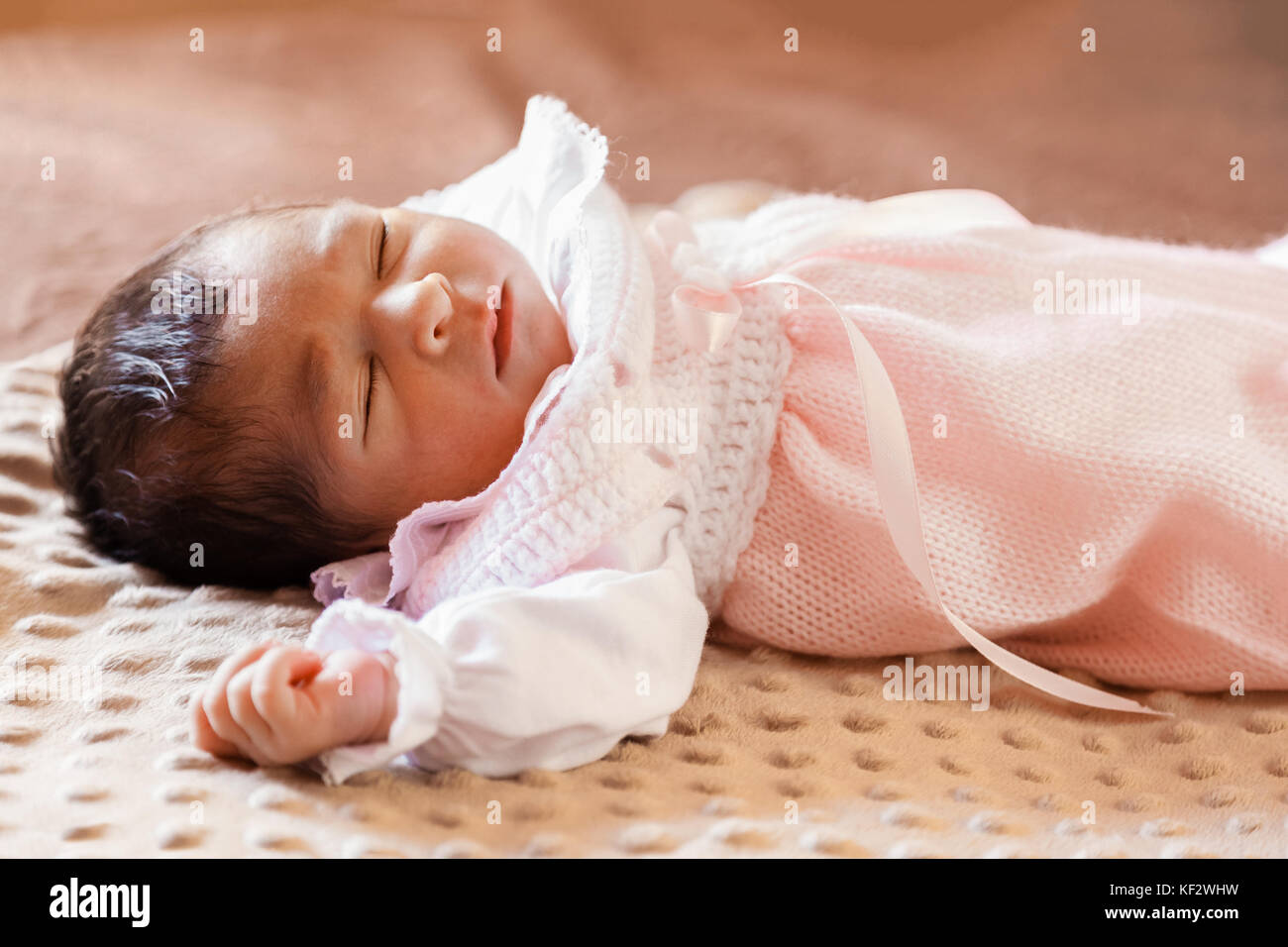 Deux semaines au nouveau-né cute baby girl rose doux vêtements tricotés, dormir paisiblement dans son lit / Naissance bebe Fille Dormir dormir couchette enfant Banque D'Images