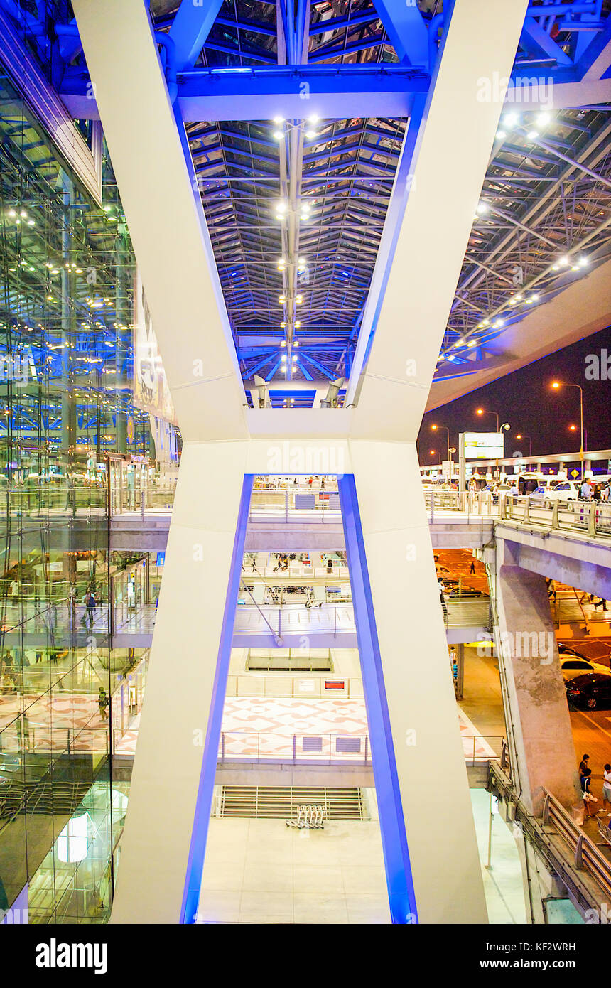 Le magnifique intérieur de Bangkok's modern new l'aéroport de Suvarnabhumi. Banque D'Images