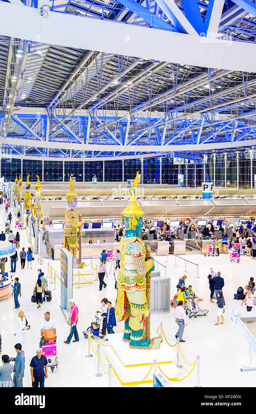 Statue de démon ou démon Yaksha est en guerrier du hall des départs de Bangkok's nouveau moderne l'aéroport international Suvarnabhumi. Banque D'Images