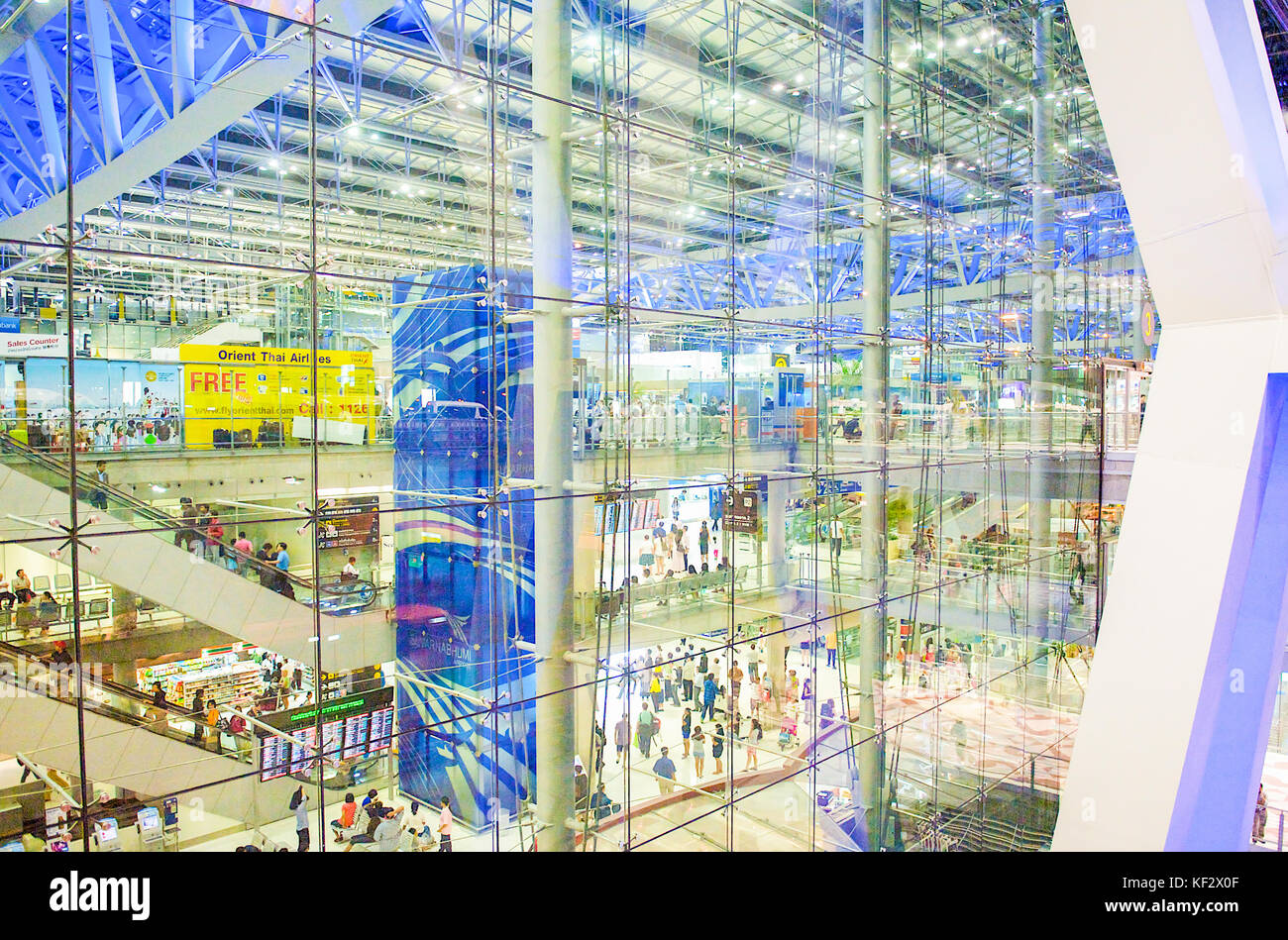 Le magnifique intérieur de Bangkok's modern new l'aéroport de Suvarnabhumi. Banque D'Images