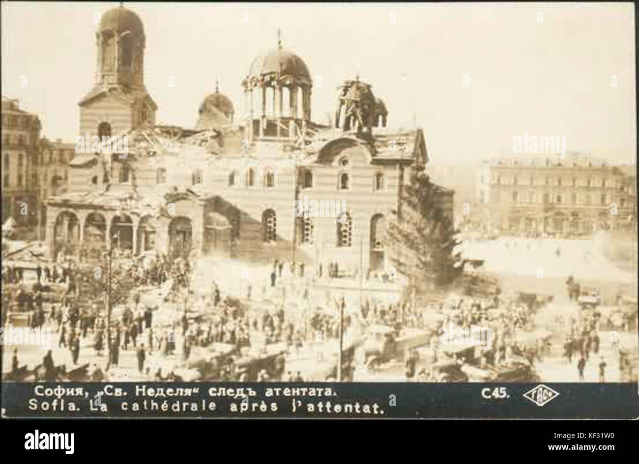 Sveta Nedelya est une église orthodoxe bulgare située à Sofia. L'image représente l'église après restauration ou dans une période historique spécifique, soulignant son importance architecturale. Banque D'Images