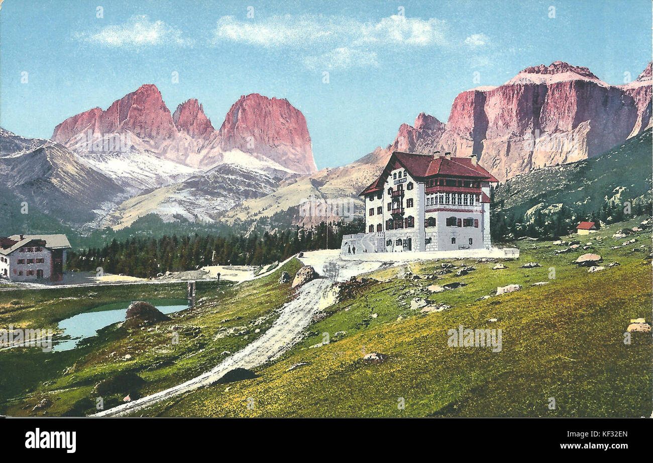 L'Old Hotel Pordoi, situé dans les Alpes italiennes, est un hôtel de montagne historique connu pour son architecture charmante et son emplacement pittoresque. Il a longtemps servi de refuge aux visiteurs de la région alpine. Banque D'Images