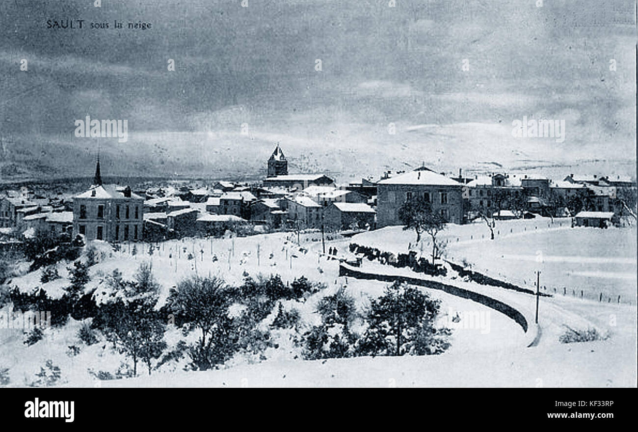 Cette image représente Sault, un village en France, couvert de neige, représentant un paysage hivernal serein avec des toits enneigés et des paysages pittoresques. Banque D'Images