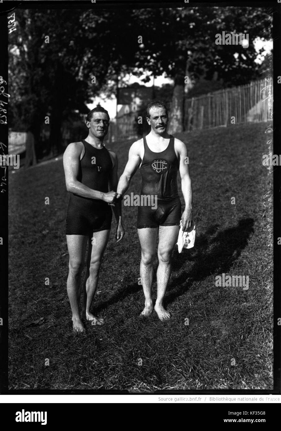 Paul Radmilovic et Paul Vasseur étaient des figures éminentes du water-polo du début du XXe siècle, cette référence étant probablement liée à leur implication dans la scène du water-polo de 1909. Banque D'Images