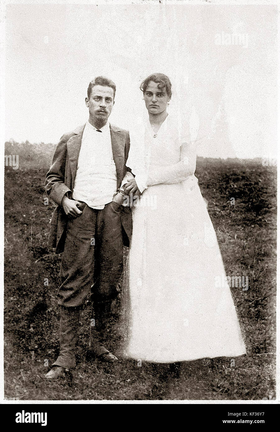 Cette photographie de 1901 capture le célèbre poète Rainer Maria Rilke avec son épouse Clara Rilke Westhoff. Il représente un moment important dans la vie personnelle et professionnelle de Rilke, connu pour ses contributions littéraires et son influence artistique. Banque D'Images