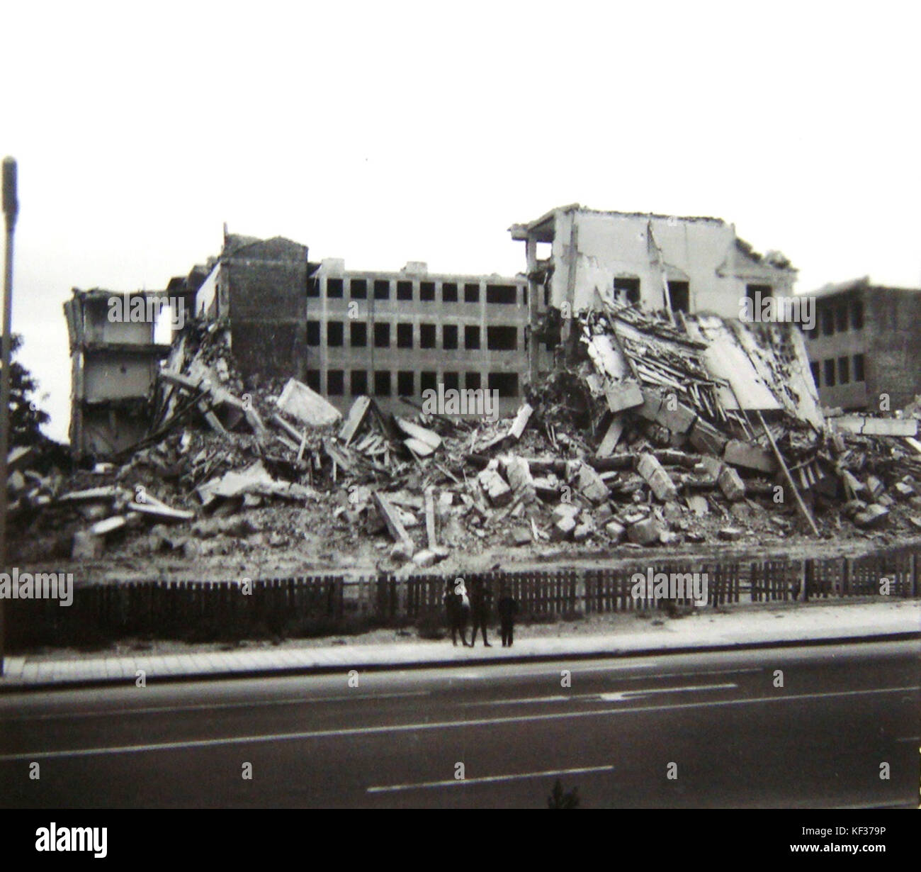 Le bâtiment universitaire de Skopje, gravement endommagé par le tremblement de terre, reflète l’impact architectural et historique de l’événement sur la ville. Banque D'Images