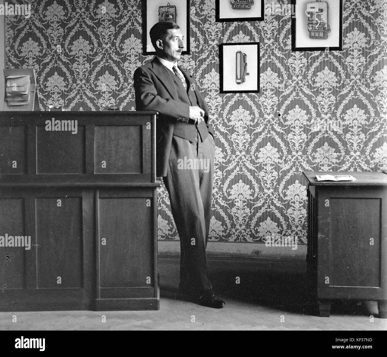 Une photographie présentant le papier peint design 8199, utilisé dans les intérieurs de bureau, mettant en évidence les tendances du design vintage dans les espaces de bureaux du début au milieu du XXe siècle. Banque D'Images