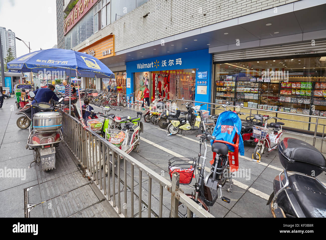 Chengdu, Chine - 29 septembre 2017 : l'entrée du magasin Walmart. Banque D'Images