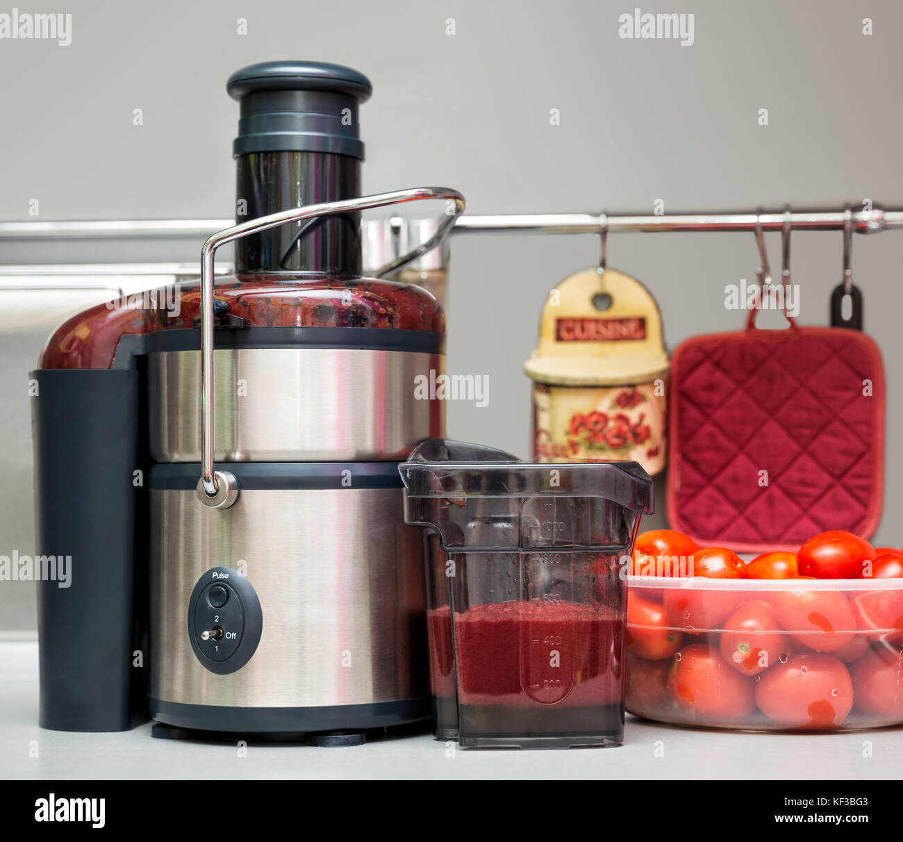 Presser le jus de tomates à la maison. centrifugeuse dans la cuisine Photo  Stock - Alamy