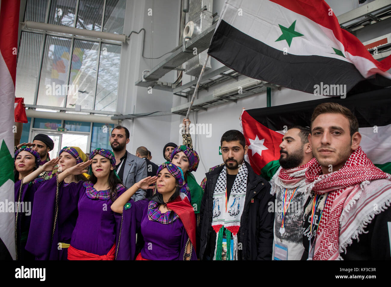 Peuple syrien vague le drapeau national sur les 2017 festival mondial de la jeunesse et des étudiants dans le parc olympique, centre principal des médias à Sotchi, Russie Banque D'Images