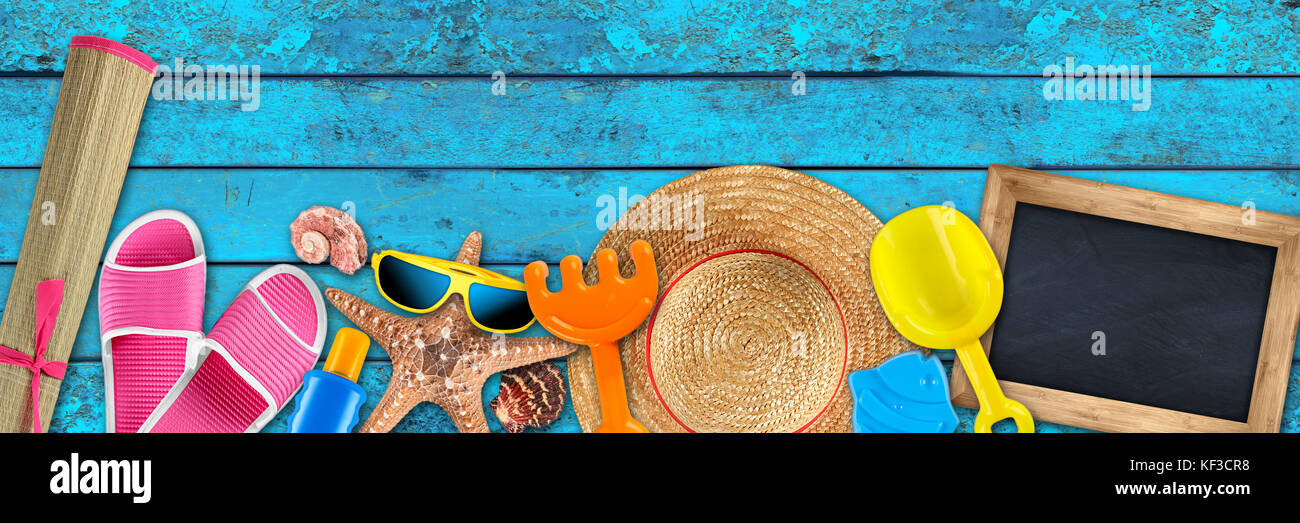 Fournitures d'accessoires de plage et de mer coquille blank chalkboard with copy space tourism concept panorama blue background planches en bois rustique Banque D'Images