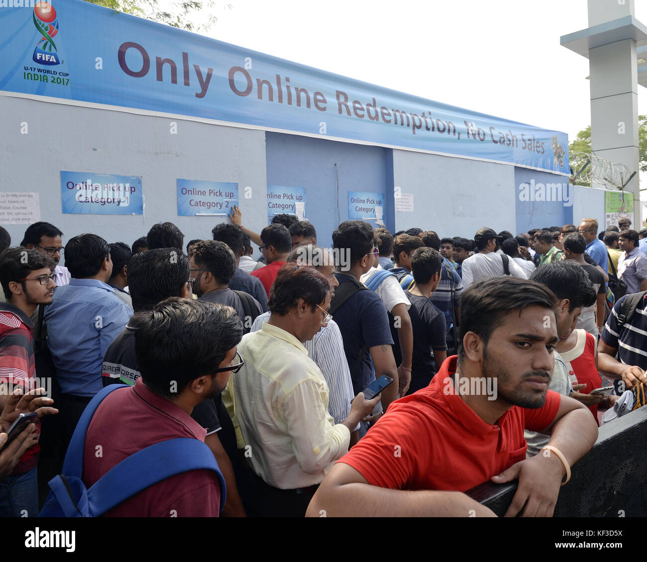 Kolkata, Inde. 24 oct, 2017. amateurs de football en file d'attente pour acheter des billets de la coupe du monde fifa u 17 Inde 2017 match de demi-finale entre le Brésil et l'Angleterre qui est tamisé pour kolkata de guwahati le 24 octobre 2017 à Kolkata. crédit : saikat paul/pacific press/Alamy live news Banque D'Images