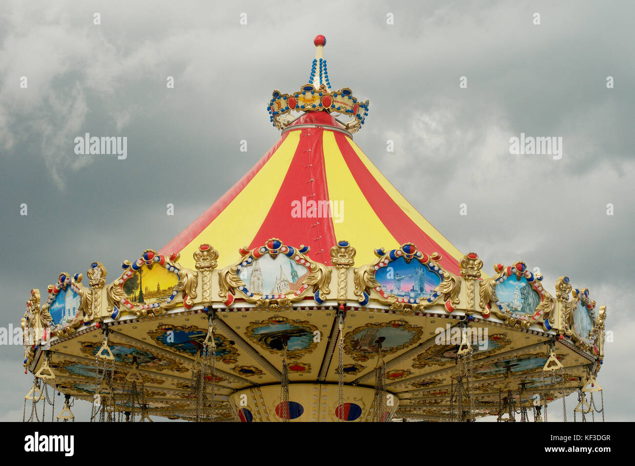 Haut de un rond-point à une fête foraine avec des nuages orageux au-dessus Banque D'Images