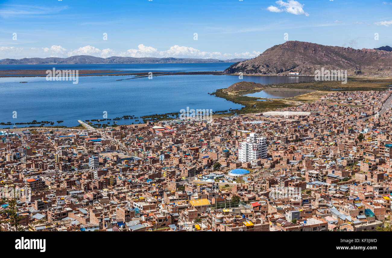 Ville péruvienne Puno et lac Titicaca au Pérou, panorama Banque D'Images