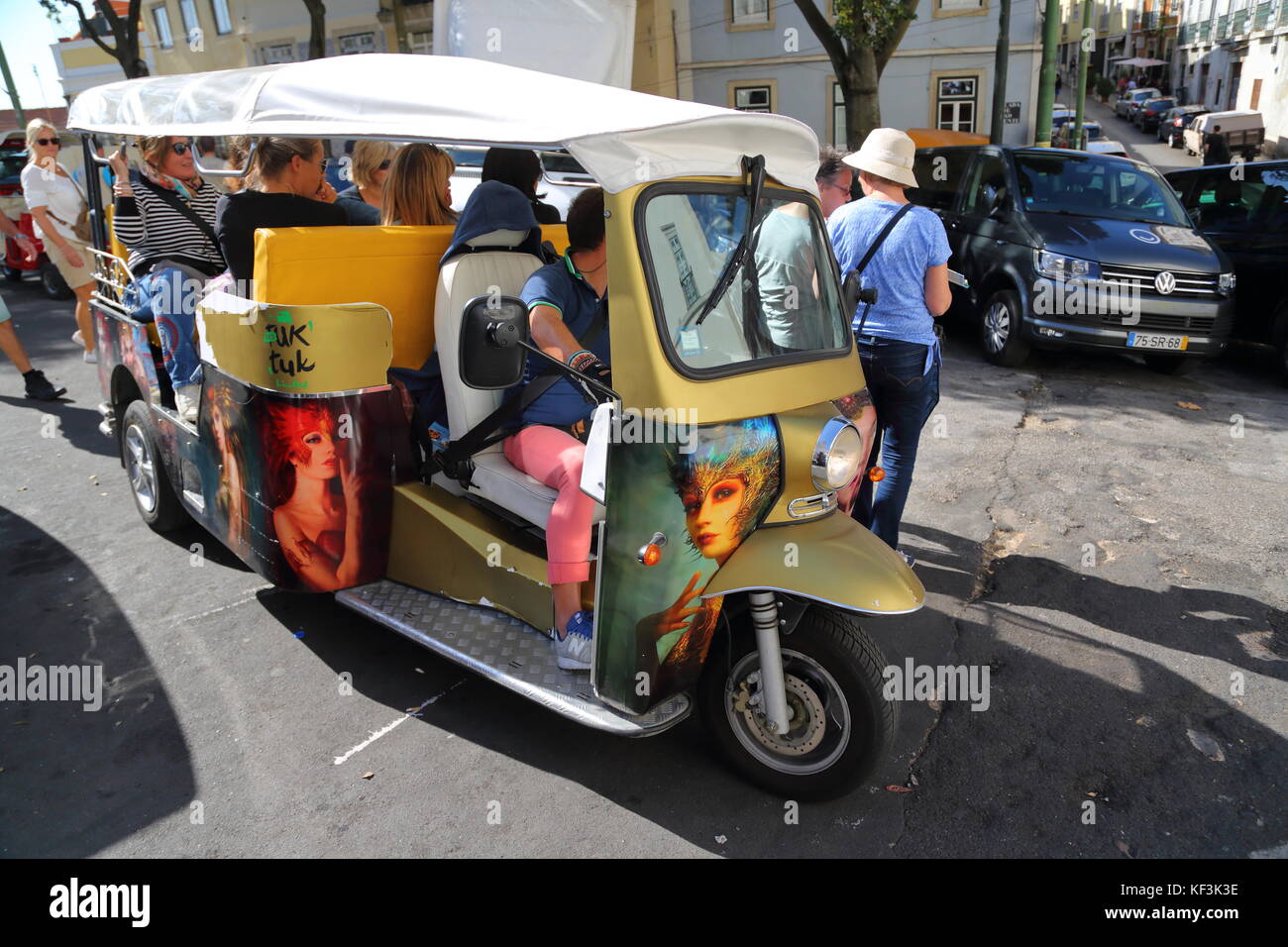 Des remorqueurs de tuktuk offrant des visites touristiques à Lisbonne, Portugal Banque D'Images