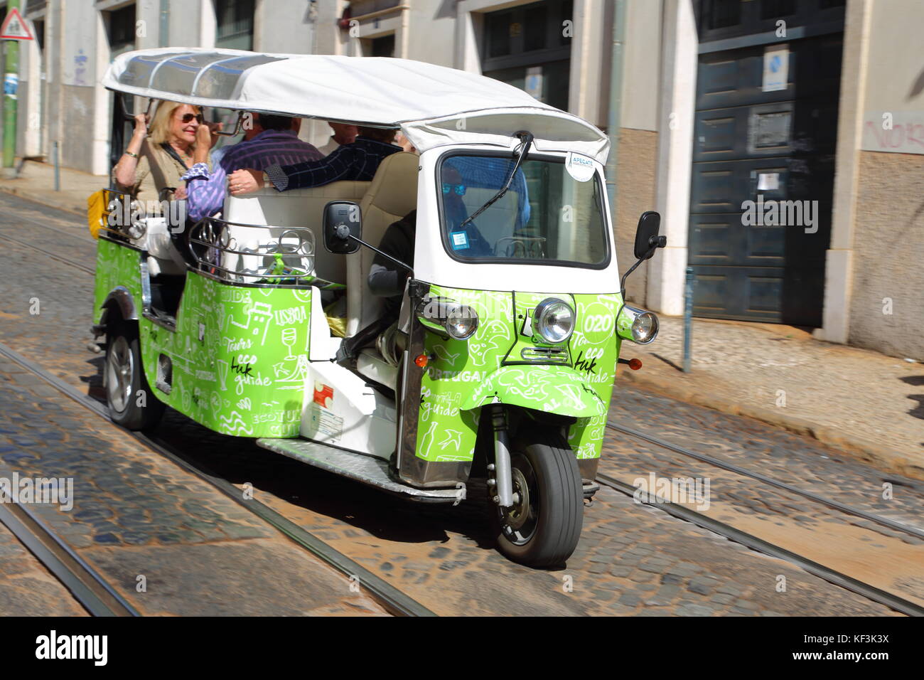 Des remorqueurs de tuktuk offrant des visites touristiques à Lisbonne, Portugal Banque D'Images