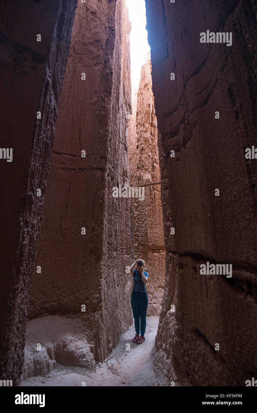 Femme debout dans les cheminées de grès dans le parc national des gorges de la cathédrale, Nevada, USA Banque D'Images