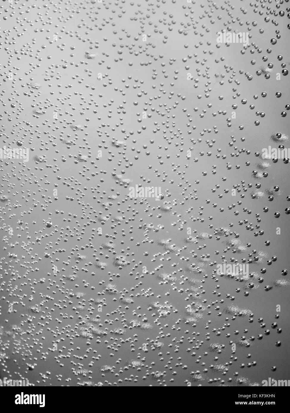 Bulles dans l'eau, les gouttes de pluie sur la vitre, abstract background Banque D'Images