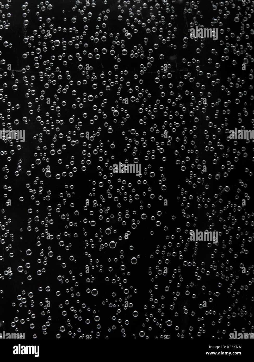 Bulles dans l'eau, les gouttes de pluie sur la vitre, abstract background Banque D'Images