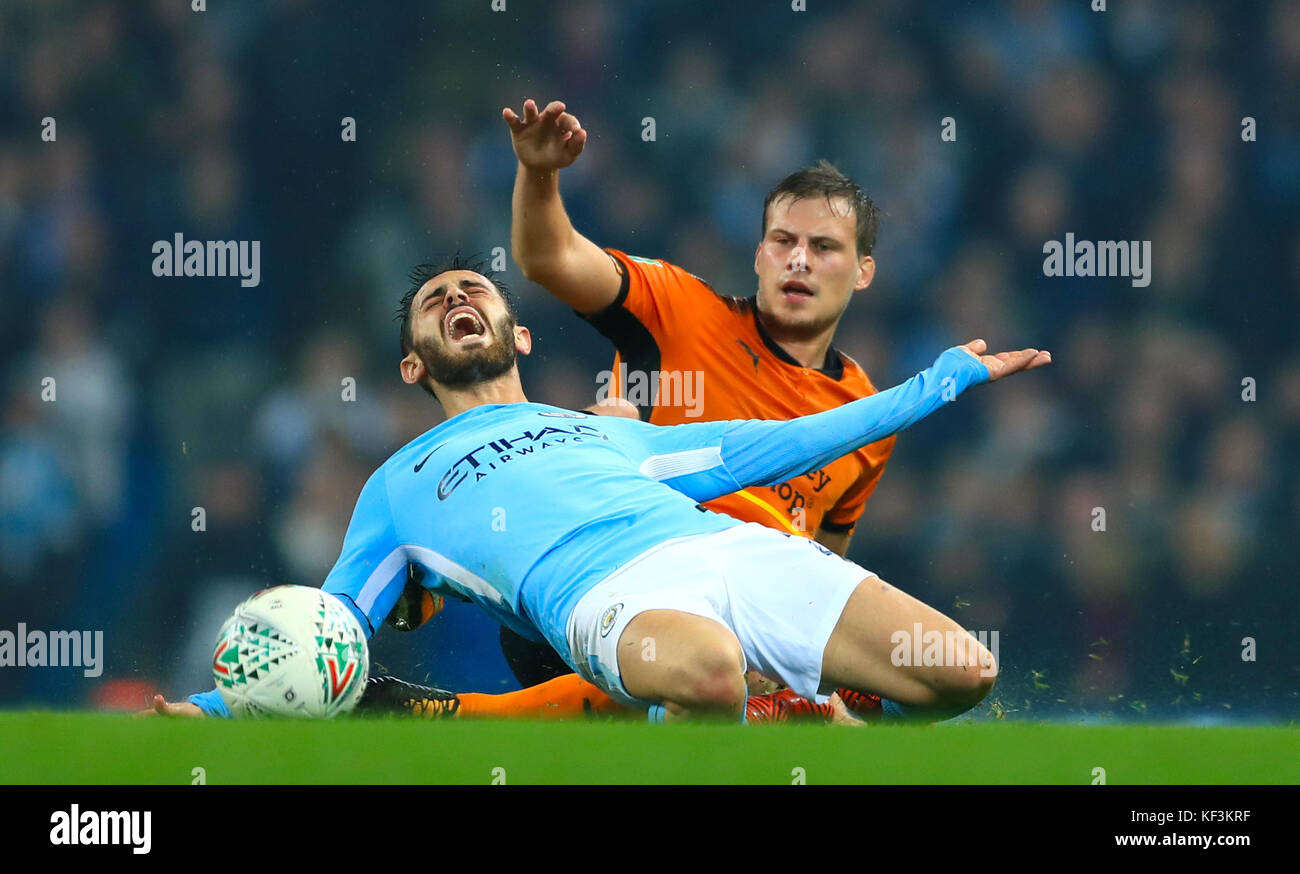 Ryan Bennett (à droite) de Wolverhampton Wanderers et Bernado Silva de Manchester City se battent pour le ballon lors de la Carabao Cup, quatrième tour de match au Etihad Stadium, Manchester. APPUYEZ SUR ASSOCIATION photo. Date de la photo: Mardi 24 octobre 2017. Voir PA Story FOOTBALL Man City. Le crédit photo devrait se lire comme suit : Tim Goode/PA Wire. RESTRICTIONS : UTILISATION ÉDITORIALE UNIQUEMENT utilisation non autorisée avec des fichiers audio, vidéo, données, listes de présentoirs, logos de clubs/ligue ou services « en direct ». Utilisation en ligne limitée à 75 images, pas d'émulation vidéo. Aucune utilisation dans les Paris, les jeux ou les publications de club/ligue/joueur unique. Banque D'Images