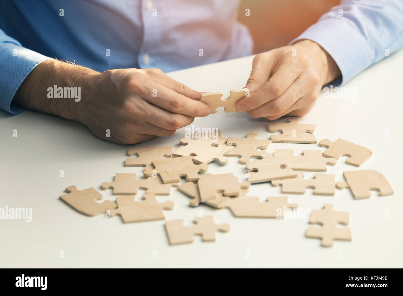 Le succès des solutions d'affaires et stratégie Concept. businessman with Jigsaw Puzzle Banque D'Images
