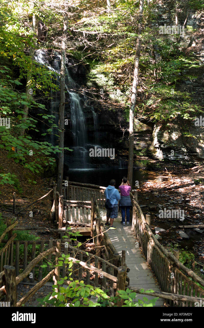 Chutes de Bushkill, 8 passerelles en bois le long des cascades, California's Pocono Mountains, United States Banque D'Images