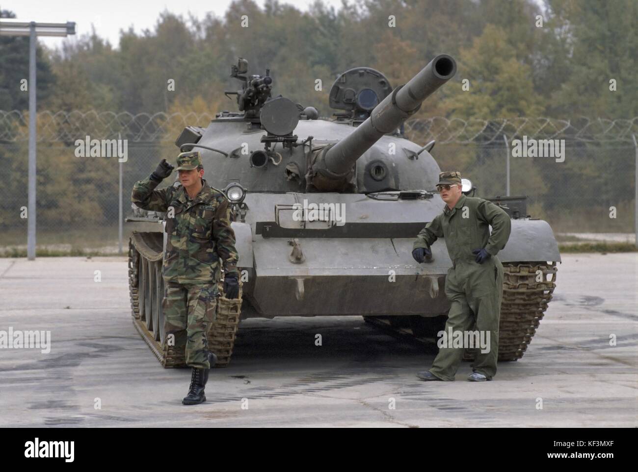 OTAN en Allemagne; Armée des États-Unis, détachement d'entraînement des matériaux étrangers (DMT) à la zone d'entraînement de Grafenwoehr; installation pour l'entraînement et la familiarisation avec les équipements militaires des adversaires du Pacte soviétique et de Varsovie; char soviétique T 55 (octobre 1985) Banque D'Images