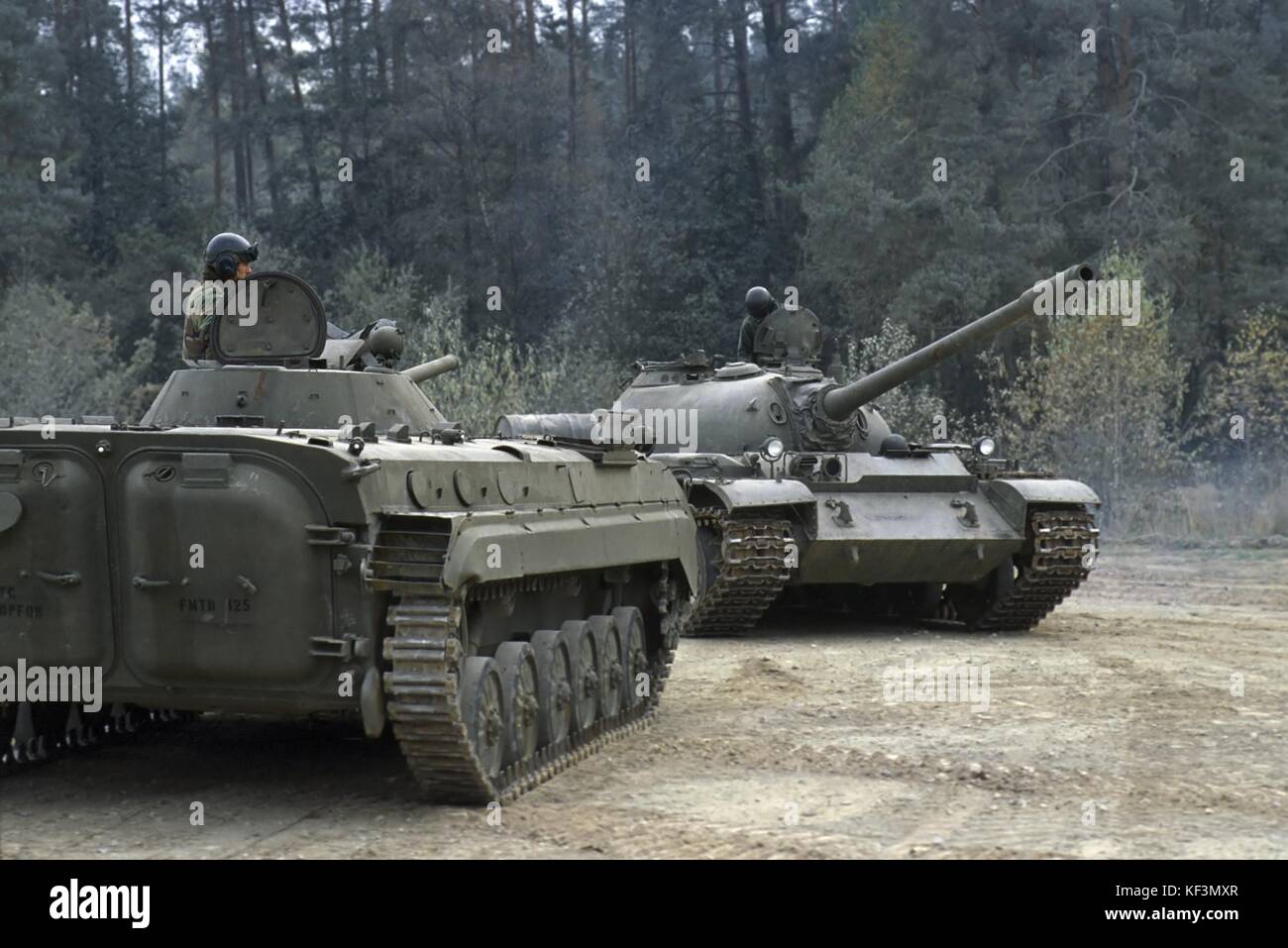 OTAN en Allemagne; Armée des États-Unis, détachement d'entraînement des matériaux étrangers (DMT) à la zone d'entraînement de Grafenwoehr; installation pour l'entraînement et la familiarisation avec les équipements militaires des adversaires du Pacte soviétique et de Varsovie; véhicule de combat d'infanterie soviétique BMP et char T 55 (octobre 1985) Banque D'Images