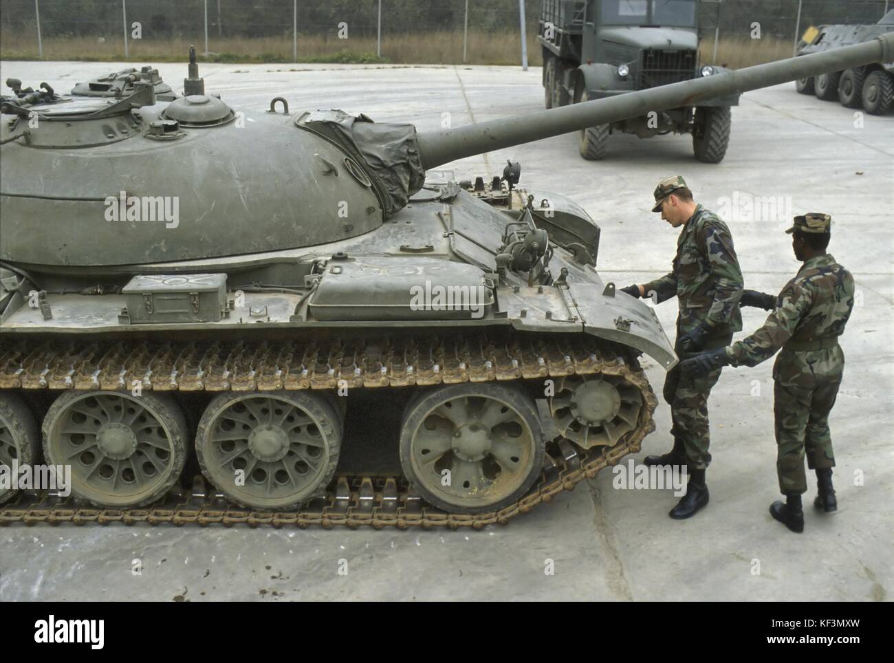 OTAN en Allemagne; Armée des États-Unis, détachement d'entraînement des matériaux étrangers (DMT) à la zone d'entraînement de Grafenwoehr; installation pour l'entraînement et la familiarisation avec les équipements militaires des adversaires du Pacte soviétique et de Varsovie; char soviétique T 55 (octobre 1985) Banque D'Images