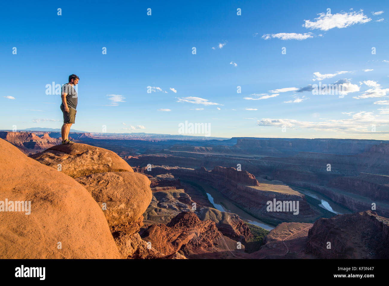 Femme à la négliger au canyonlands et le fleuve Colorado à partir de la dead horse State Park, Utah, USA Banque D'Images