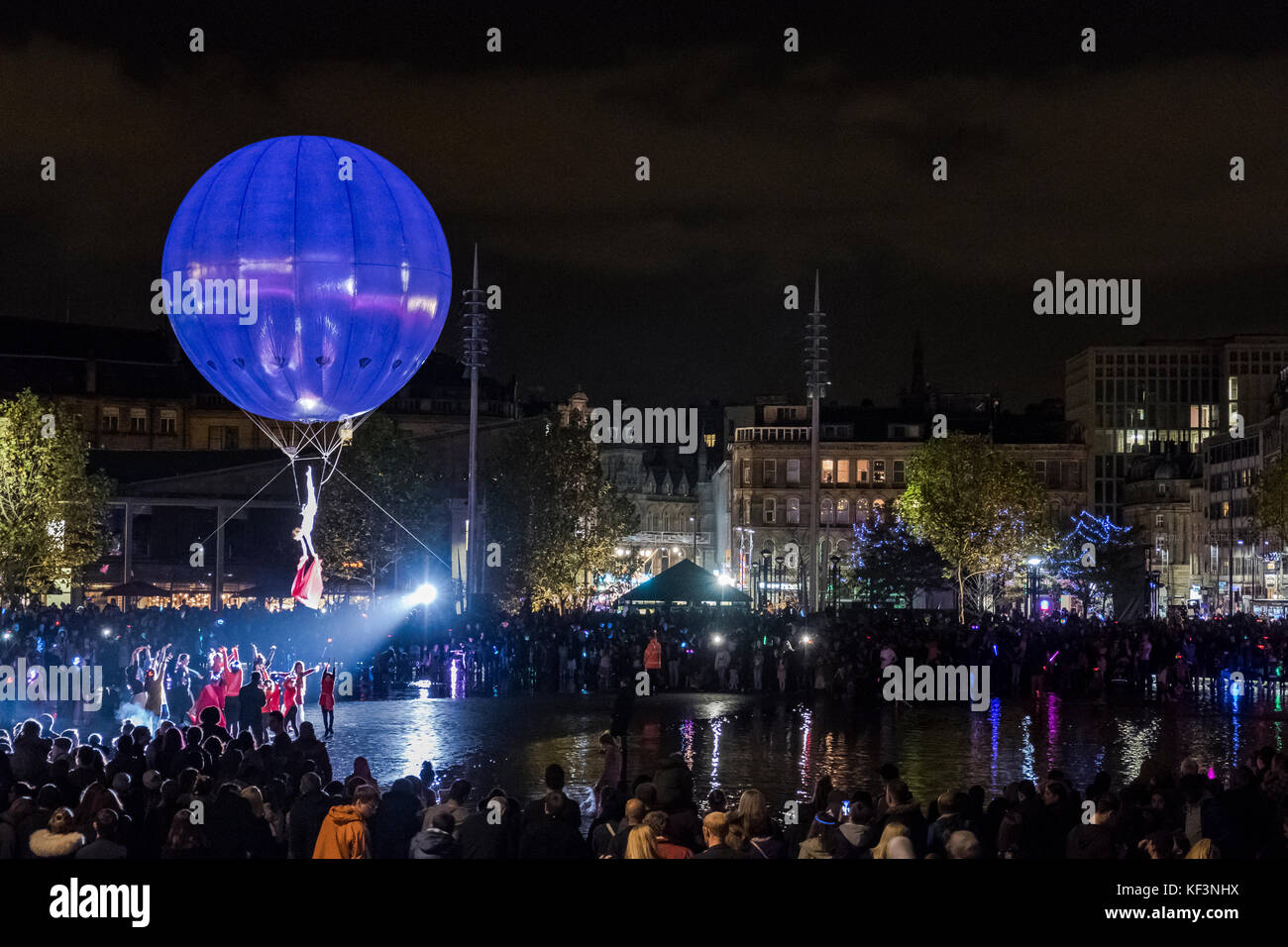 Le merveilleux festival de lumière à Bradford, avec des lumières, des acrobates et de nombreux autres artistes Banque D'Images