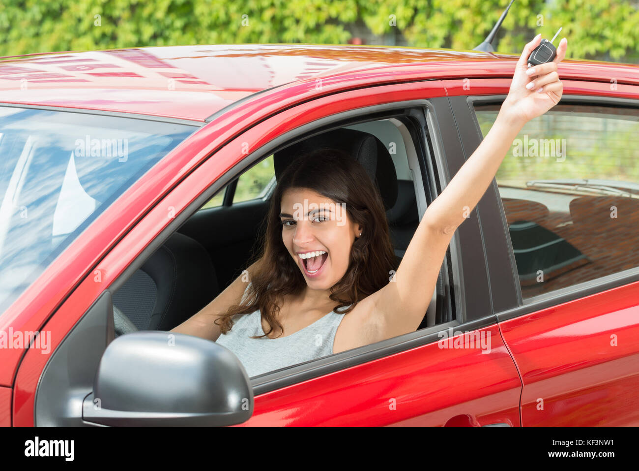 Portrait de jeune femme montrant car key Banque D'Images