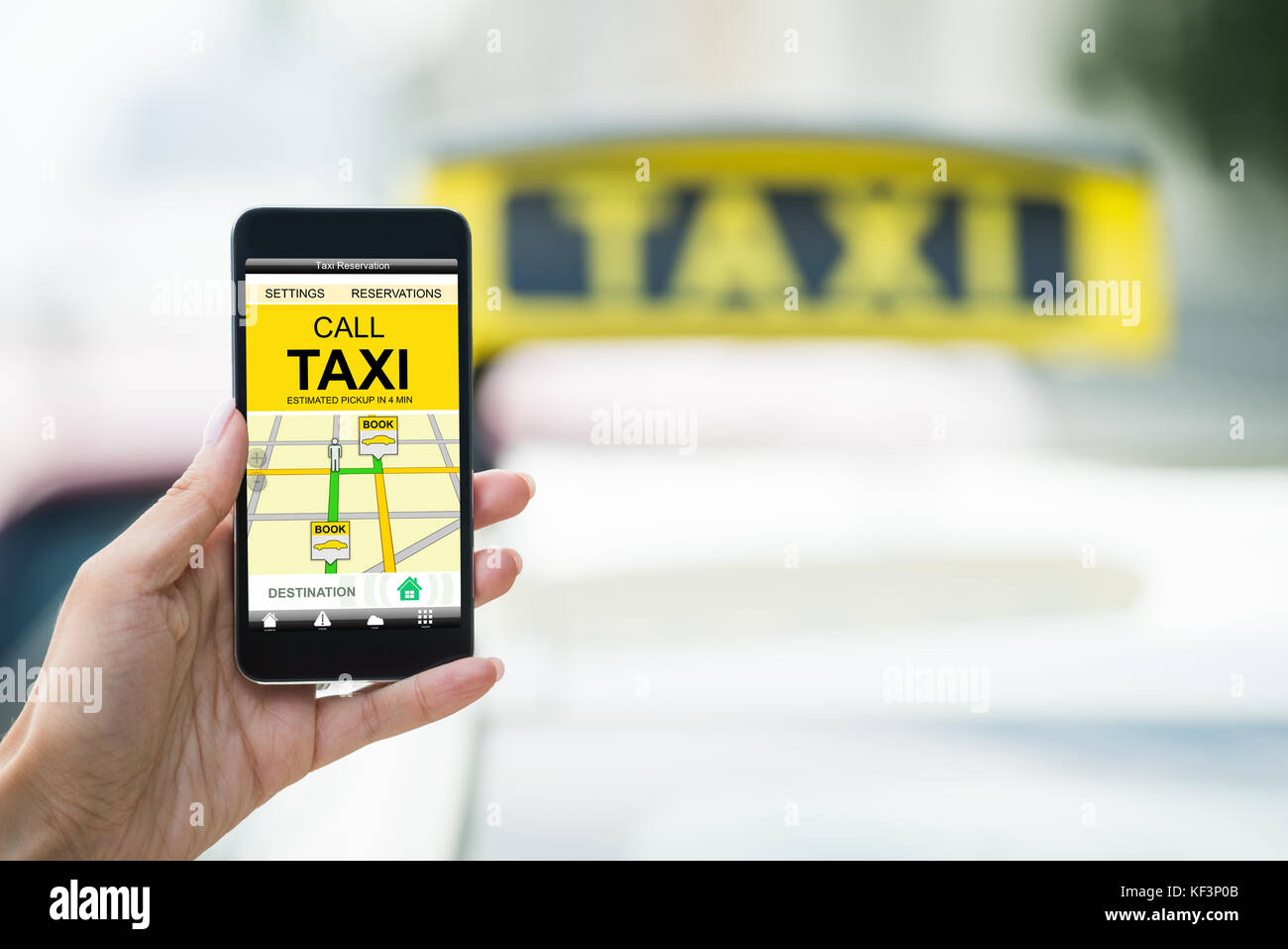 Close-up of a female's hand holding mobile phone taxi réservation Banque D'Images