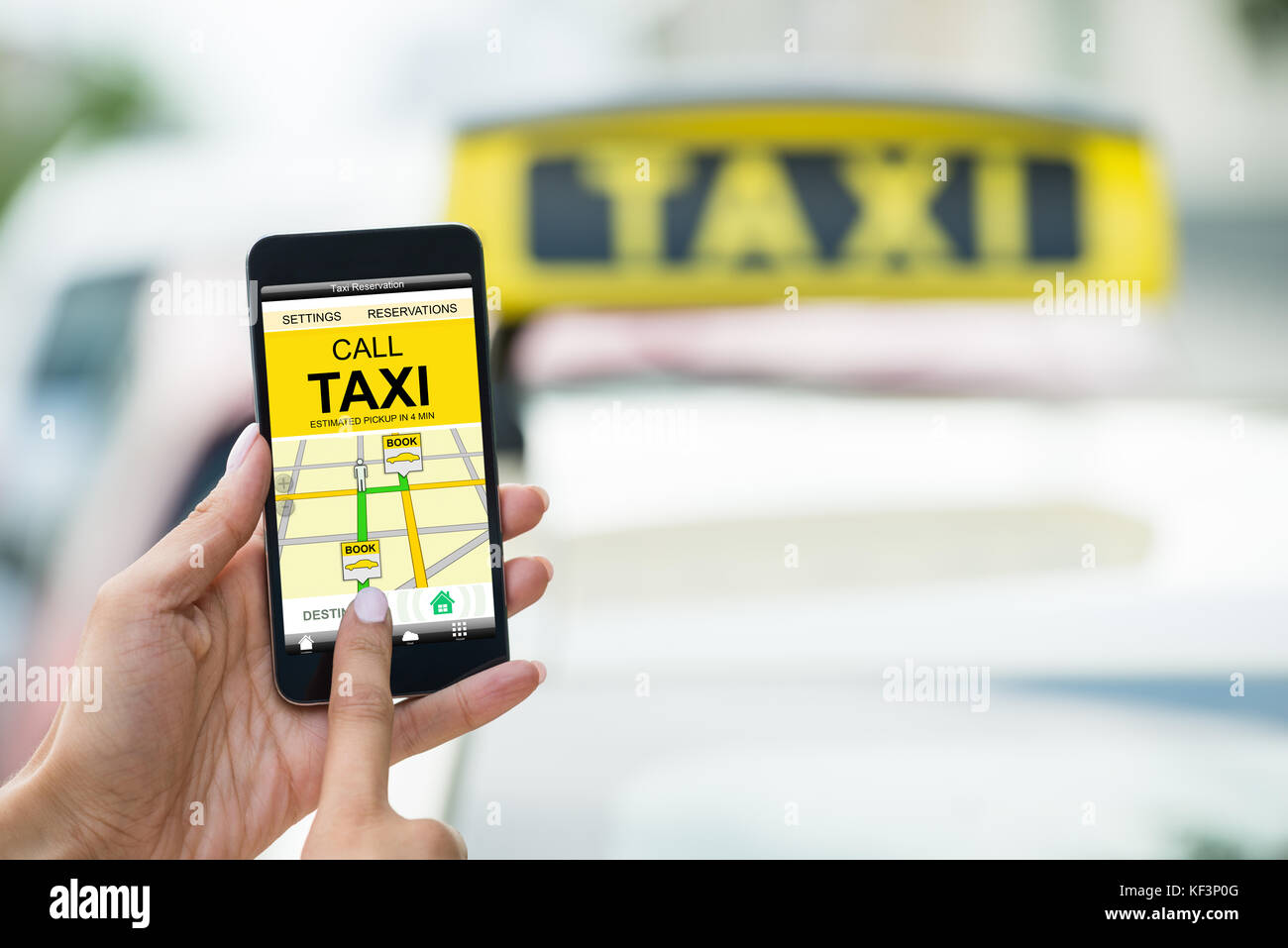 Close-up of a female's hand holding mobile phone taxi réservation Banque D'Images