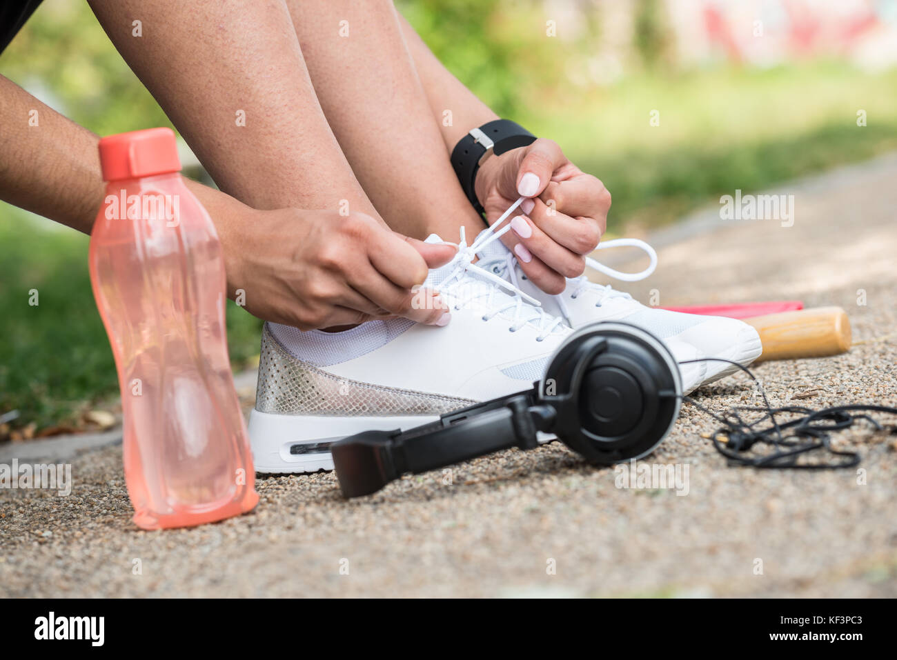 Coureuse d'essayer des chaussures de course se préparer pour le jogging. Banque D'Images