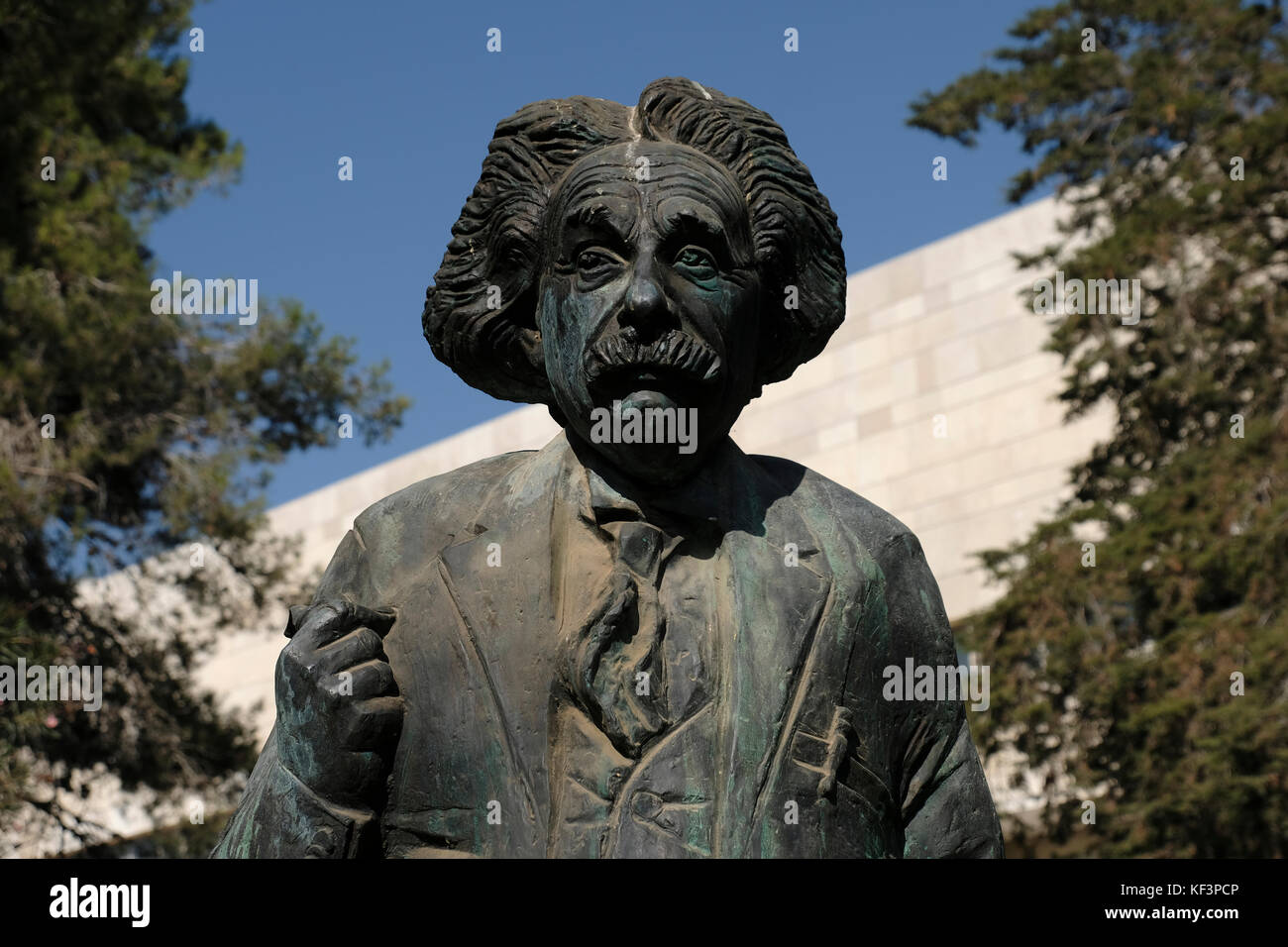 Albert Einstein sculpture en bronze de Georgy Frangulyan sculpteur géorgien (2015) à Givat Ram ou Edmond Safra Campus de l'Université hébraïque de Jérusalem situé dans le quartier de Givat Ram à Jérusalem Israël Banque D'Images