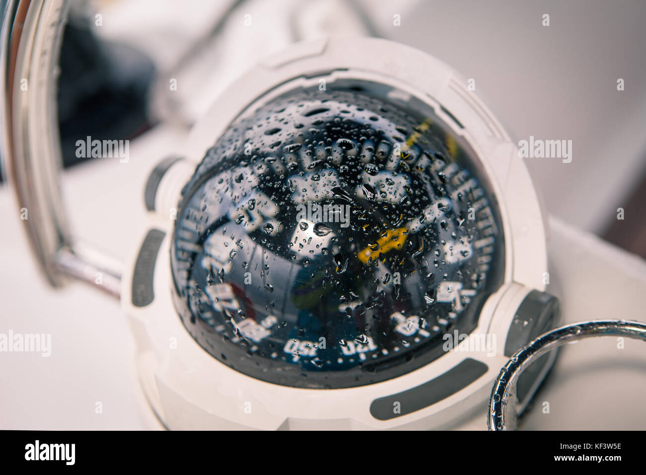 Close up de compas nautique yacht sur après la pluie Banque D'Images