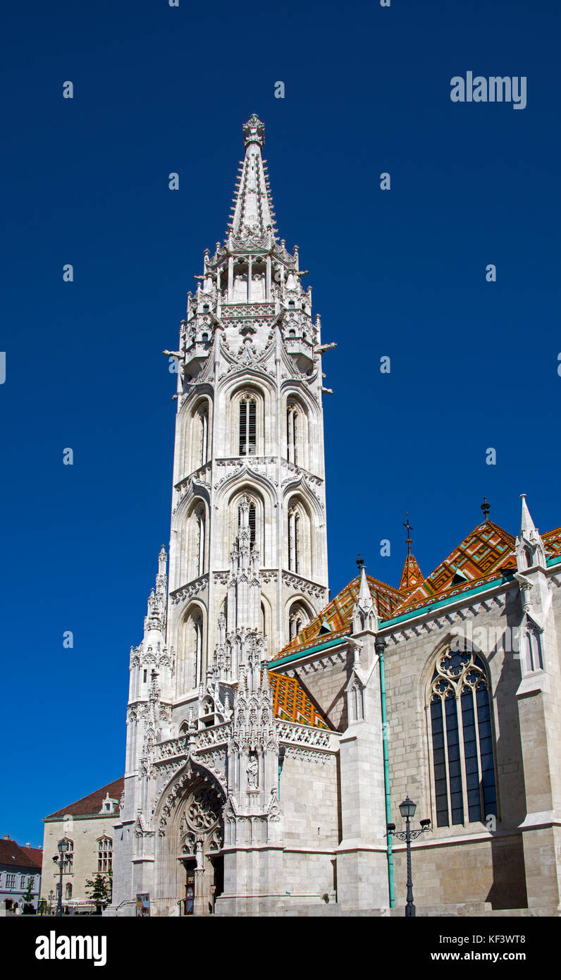 Spire et l'entrée de l'Église Matyas Quartier du Château de Buda Budapest Hongrie supérieure Banque D'Images